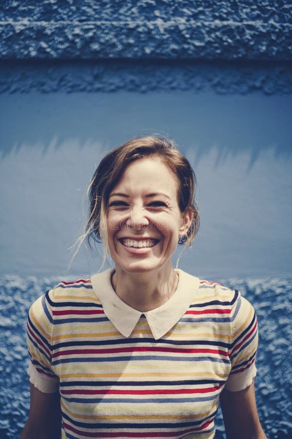 Portret van Kaukasische mooie vrouw met blauwe achtergrond royalty-vrije stock fotografie Portret van Kaukasische mooie vrouw met blauwe achtergrond royalty-vrije stock fotografie