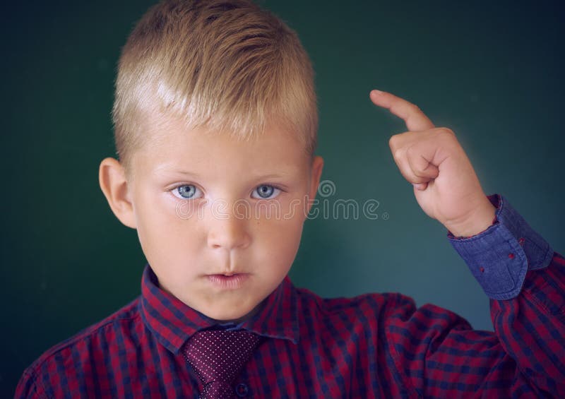 Portret van kind in klaslokaal Succes, idee en innovatietechnologieconcept Terug naar School Jong geitje tegen bord royalty-vrije stock fotografie Portret van kind in klaslokaal Succes, idee en innovatietechnologieconcept Terug naar School Jong geitje tegen bord royalty-vrije stock fotografie