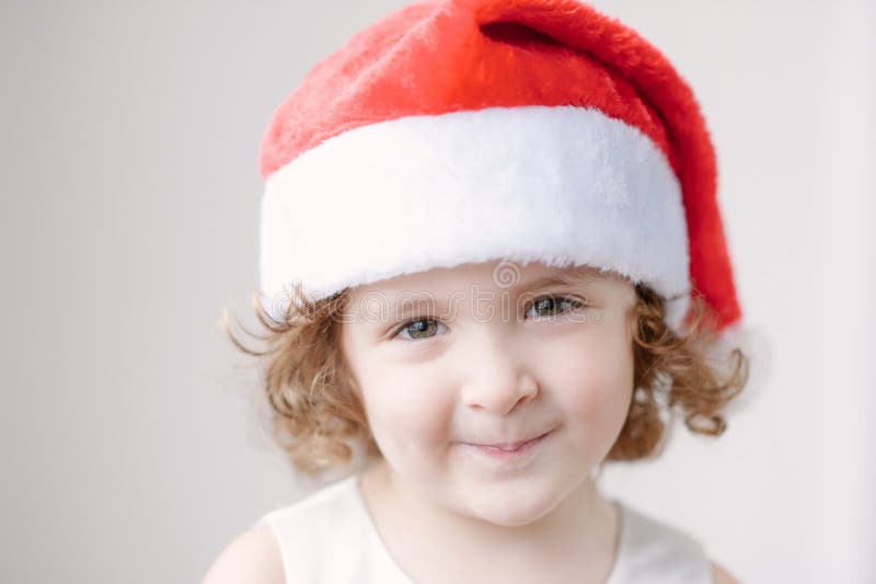 Portret van kleine leuke meisjes in Kerstmanhoed royalty-vrije stock foto's Portret van kleine leuke meisjes in Kerstmanhoed royalty-vrije stock foto's