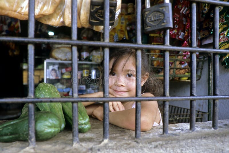 Portret van Latino meisje achter de bars van opslag stock foto's Portret van Latino meisje achter de bars van opslag stock foto's