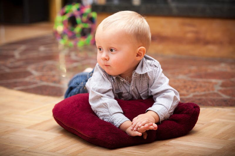 Portret van leuk het kindjong geitje van de babyjongen binnen royalty-vrije stock afbeeldingen Portret van leuk het kindjong geitje van de babyjongen binnen royalty-vrije stock afbeeldingen
