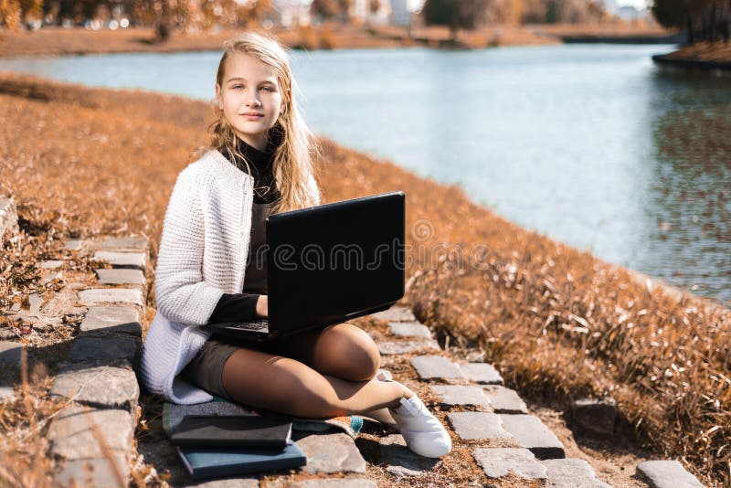 Portret van leuk jong studentenmeisje stock afbeeldingen Portret van leuk jong studentenmeisje stock afbeeldingen