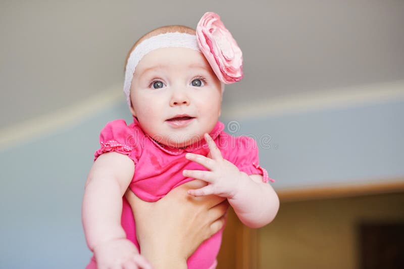 Portret van leuk weinig babymeisje met roze boogbloem op haar hoofd stock foto Portret van leuk weinig babymeisje met roze boogbloem op haar hoofd stock foto