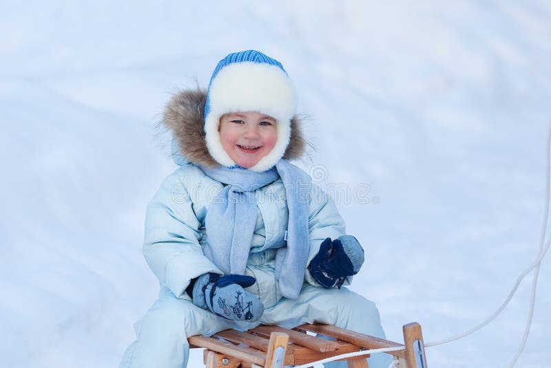 Portret van Leuke Jongen op een Slee in de Winter royalty-vrije stock foto Portret van Leuke Jongen op een Slee in de Winter royalty-vrije stock foto