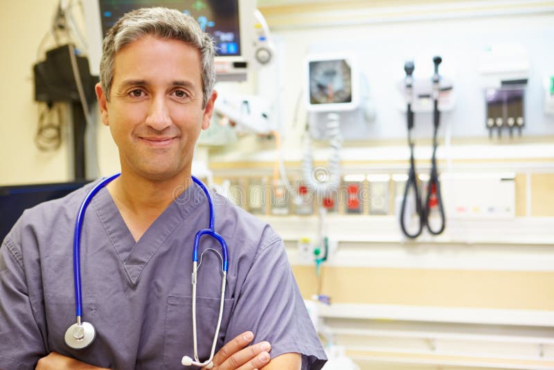 Portret van Mannelijke Arts In Emergency Room stock foto Portret van Mannelijke Arts In Emergency Room stock foto