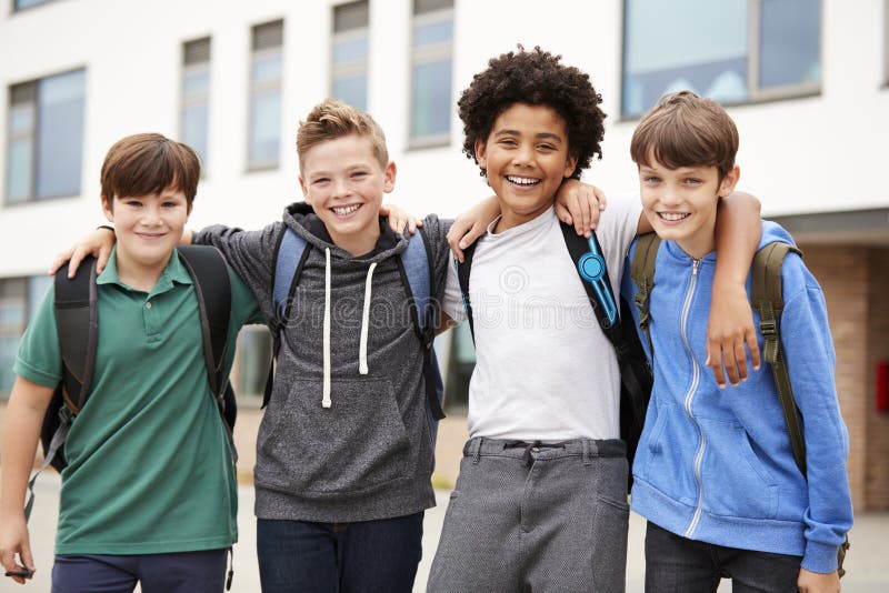 Portret van Mannelijke de Schoolgebouwen van Friends Standing Outside van de Middelbare schoolstudent stock afbeelding Portret van Mannelijke de Schoolgebouwen van Friends Standing Outside van de Middelbare schoolstudent stock afbeelding
