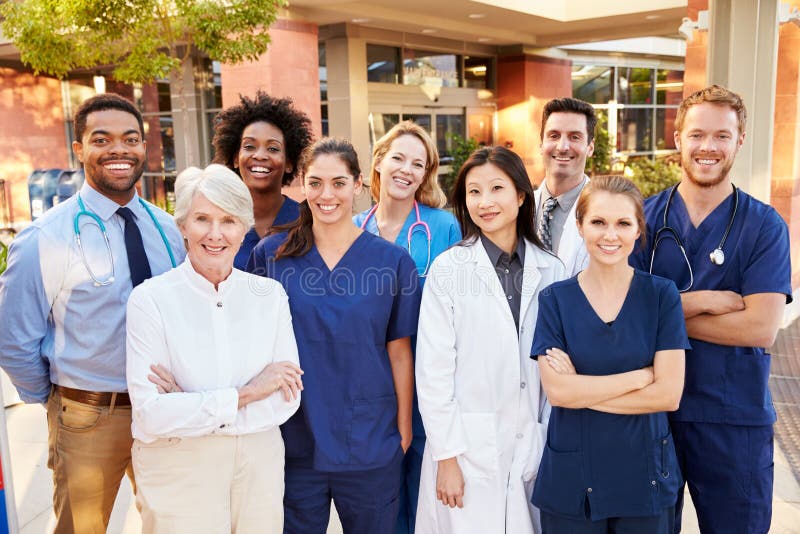Portret van Medisch Team Standing Outside Hospital royalty-vrije stock afbeelding Portret van Medisch Team Standing Outside Hospital royalty-vrije stock afbeelding