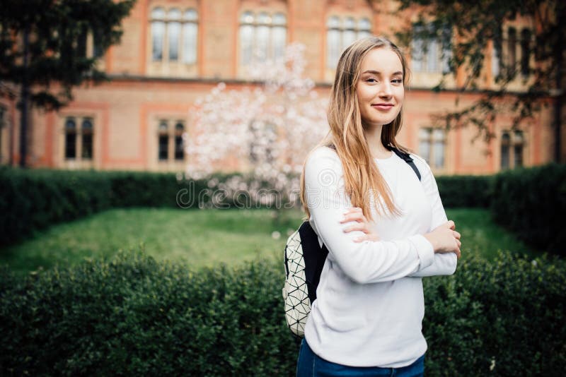 Portret van meisjes Universitaire student in openlucht op campus stock fotografie Portret van meisjes Universitaire student in openlucht op campus stock fotografie