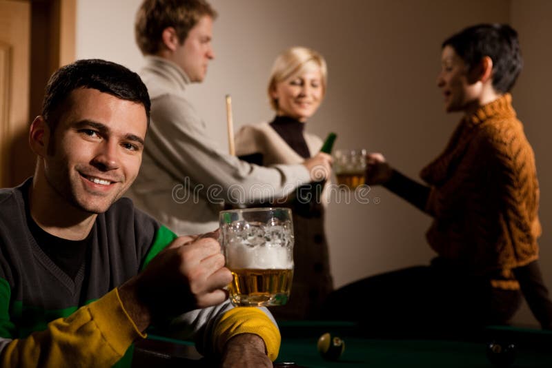 Portret van mens het drinken bier bij snooker stock fotografie Portret van mens het drinken bier bij snooker stock fotografie