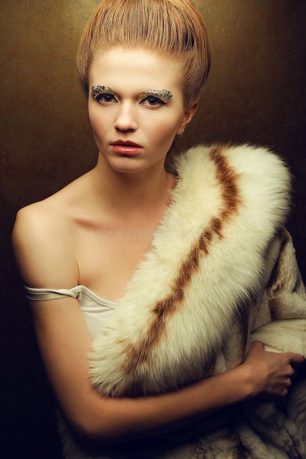 Portret van modieus roodharig (gember) model met bont stock afbeelding Portret van modieus roodharig (gember) model met bont stock afbeelding