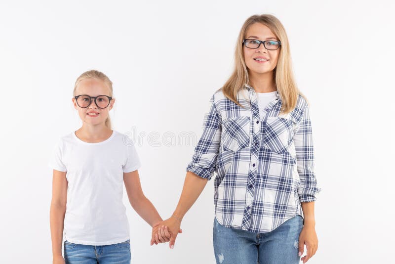 Portret van moeder en dochter met oogglazen op witte achtergrond royalty-vrije stock afbeelding Portret van moeder en dochter met oogglazen op witte achtergrond royalty-vrije stock afbeelding