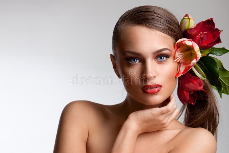 Portret van mooi meisje met bloemen royalty-vrije stock foto's Portret van mooi meisje met bloemen royalty-vrije stock foto's