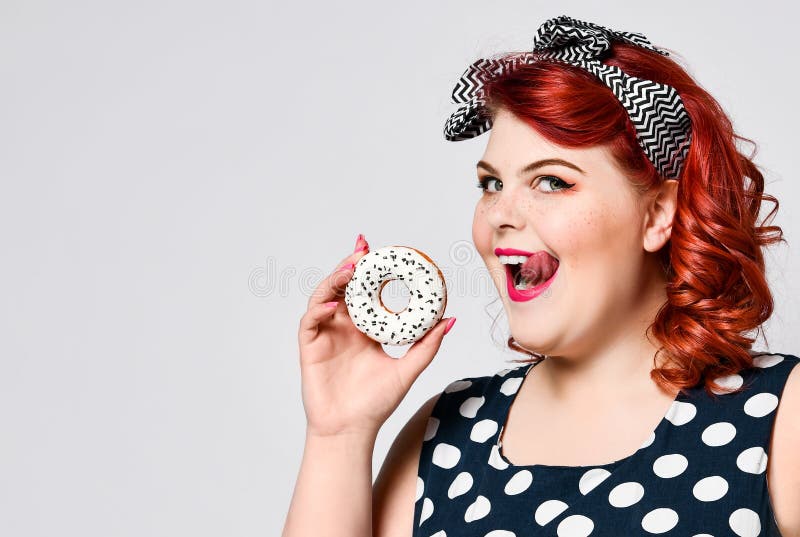 Portret van mooi vrolijk die vet plus groottevrouw speld-op het dragen van een stipkleding over lichte achtergrond wordt ge?solee royalty-vrije stock foto Portret van mooi vrolijk die vet plus groottevrouw speld-op het dragen van een stipkleding over lichte achtergrond wordt ge?solee royalty-vrije stock foto