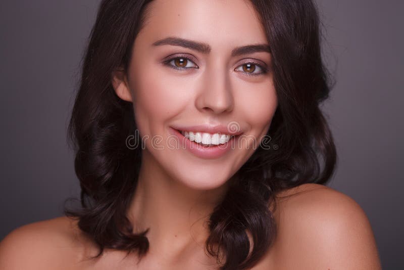 Download Portret Van Mooi Vrouwelijk Model Stock Afbeelding - Afbeelding bestaande uit studio, ogen: 107704989
