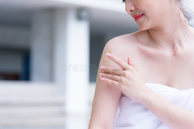 Portret van mooie Aziatische mensen die handmassage in kuuroordsalon hebben Schoonheid, gezond, kuuroord en ontspanningsconcept royalty-vrije stock foto's Portret van mooie Aziatische mensen die handmassage in kuuroordsalon hebben Schoonheid, gezond, kuuroord en ontspanningsconcept royalty-vrije stock foto's