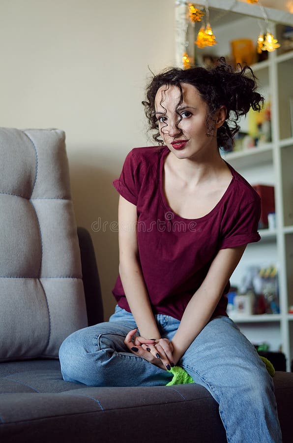 Portret van mooie donkerbruine jonge vrouw met krullend grappig kapsel stock fotografie Portret van mooie donkerbruine jonge vrouw met krullend grappig kapsel stock fotografie