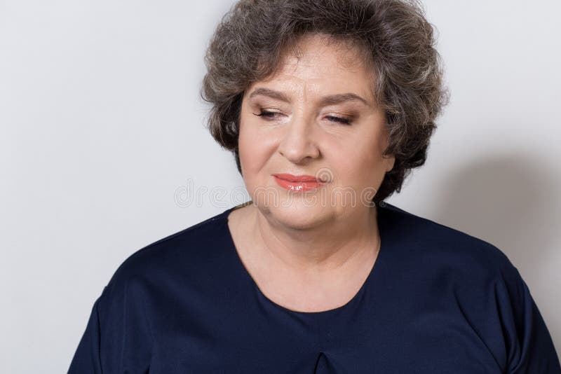 Portret van mooie elegante vrouw in een well-kept oudere srudii op een witte achtergrond met make-up en zonder make-up royalty-vrije stock afbeeldingen Portret van mooie elegante vrouw in een well-kept oudere srudii op een witte achtergrond met make-up en zonder make-up royalty-vrije stock afbeeldingen
