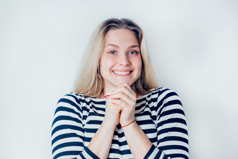 Portret van mooie glimlachende blondevrouw in gestreepte kleding op witte achtergrond met exemplaarruimte Jong gelukkig en zeer g royalty-vrije stock foto Portret van mooie glimlachende blondevrouw in gestreepte kleding op witte achtergrond met exemplaarruimte Jong gelukkig en zeer g royalty-vrije stock foto