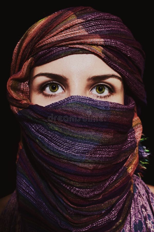 Portret van mooie groen-eyed vrouw in hijab royalty-vrije stock foto Portret van mooie groen-eyed vrouw in hijab royalty-vrije stock foto