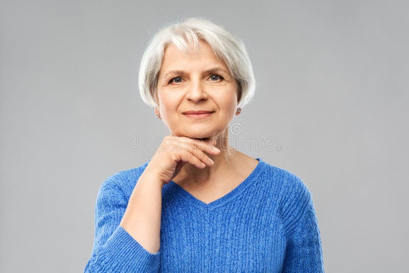 Portret van mooie hogere vrouw in blauwe sweater royalty-vrije stock afbeelding Portret van mooie hogere vrouw in blauwe sweater royalty-vrije stock afbeelding