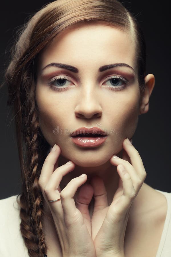Portret van mooie jonge blondevrouw met creatieve vlechten Ha stock afbeelding Portret van mooie jonge blondevrouw met creatieve vlechten Ha stock afbeelding