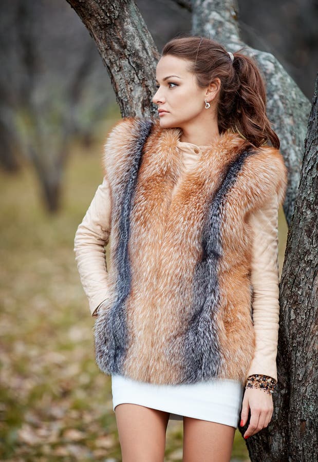 Portret van mooie jonge vrouw in bont in park royalty-vrije stock afbeelding Portret van mooie jonge vrouw in bont in park royalty-vrije stock afbeelding