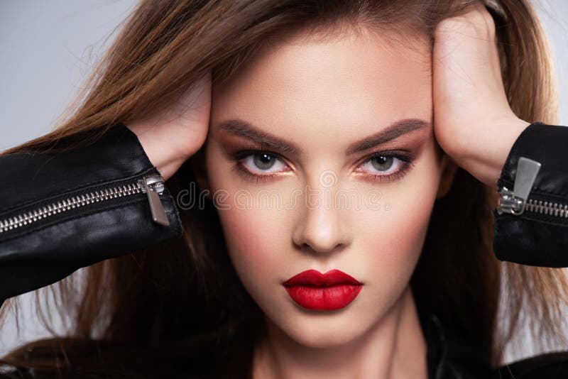 Portret van mooie jonge vrouw met heldere make-up Mooie brunette met heldere rode lippenstift op haar lippen Mooie meid met