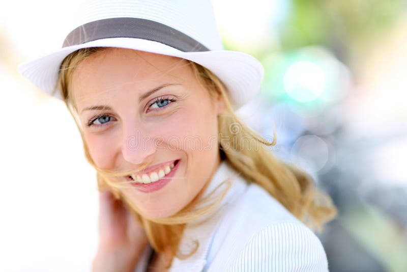 Portret van mooie jonge vrouw met hoed het glimlachen stock afbeeldingen Portret van mooie jonge vrouw met hoed het glimlachen stock afbeeldingen