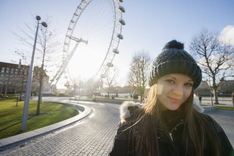 Portret van mooie jonge vrouw voor het Oog van Londen, Londen, het UK royalty-vrije stock afbeelding Portret van mooie jonge vrouw voor het Oog van Londen, Londen, het UK royalty-vrije stock afbeelding