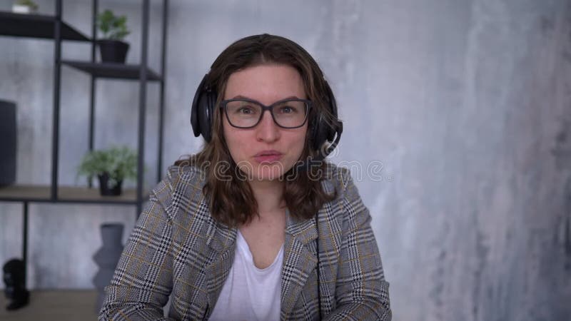 Portret van mooie live streaming podcast thuis. ze gebruikt een microfoon om in de kamer te werken