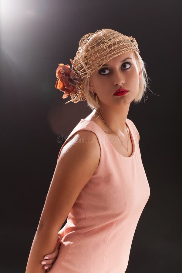 Portret van mooie retro-stijlvrouw in bonnet stock afbeeldingen Portret van mooie retro-stijlvrouw in bonnet stock afbeeldingen