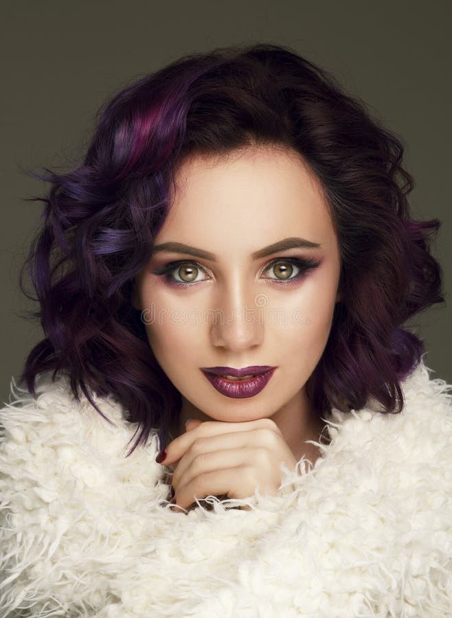 Portret van mooie sexy mannequin met purper haar meer dan g stock afbeeldingen Portret van mooie sexy mannequin met purper haar meer dan g stock afbeeldingen