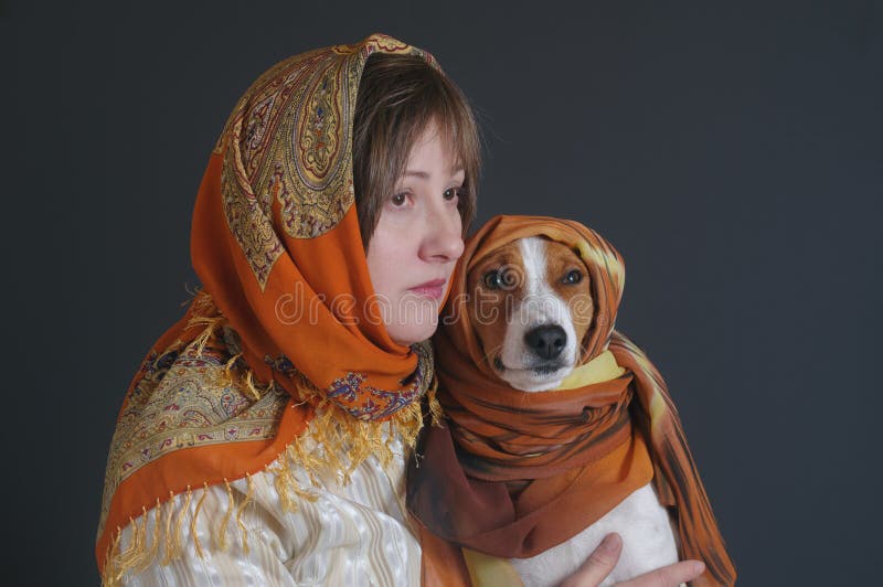 Portret van mooie vrouw met mooie basenjihond allebei die headscarfs dragen royalty-vrije stock afbeeldingen Portret van mooie vrouw met mooie basenjihond allebei die headscarfs dragen royalty-vrije stock afbeeldingen