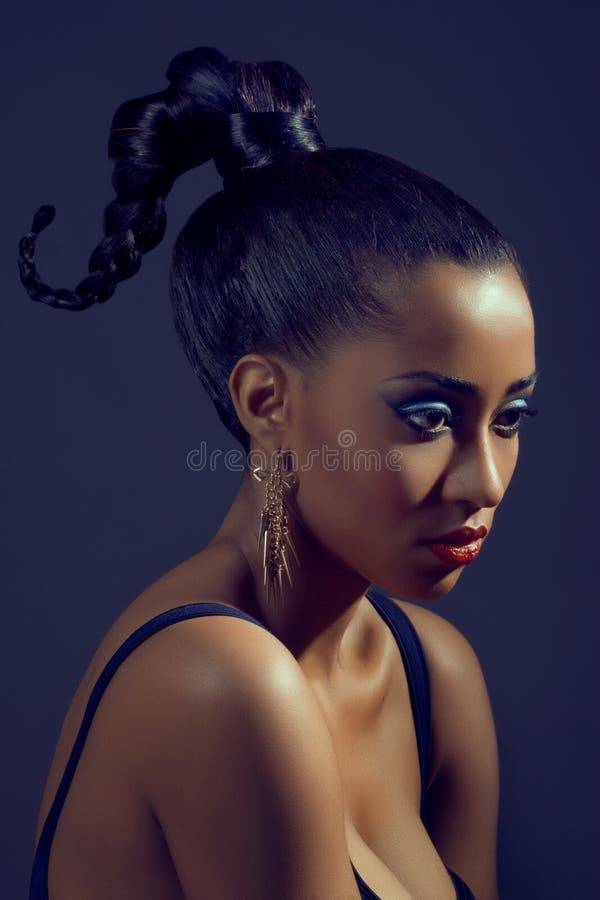 Portret van mooie vrouw met modieus kapsel royalty-vrije stock fotografie Portret van mooie vrouw met modieus kapsel royalty-vrije stock fotografie