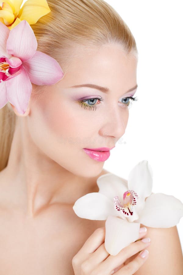 Portret van Mooie vrouw met Orchideebloem in haar haar. Mooi Modelwoman face. Perfecte Huid. Professionele merk-Up.Makeup.