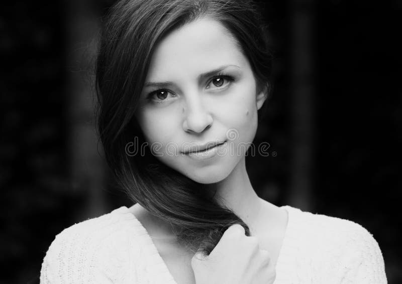 Portret van mooie vrouw in zwart wit stock foto's Portret van mooie vrouw in zwart wit stock foto's