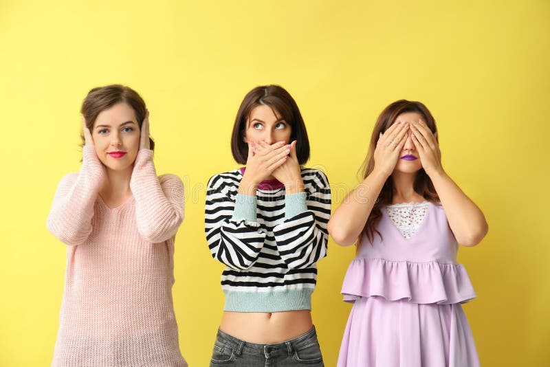 Portret van mooie vrouwen die geen kwaad horen, geen kwaad zien en geen kwaad, op kleurenachtergrond spreken royalty-vrije stock afbeeldingen Portret van mooie vrouwen die geen kwaad horen, geen kwaad zien en geen kwaad, op kleurenachtergrond spreken royalty-vrije stock afbeeldingen