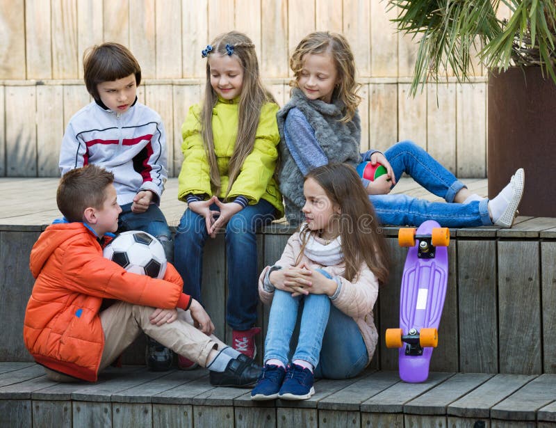 Portret van ondergeschikte schoolmeisjes en jongens stock foto Portret van ondergeschikte schoolmeisjes en jongens stock foto