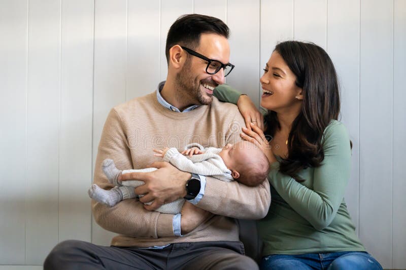 Portret van ouders en pasgeboren baby ' s. vader en moeder zoenen en omhelzen een mooi pasgeboren kind .
