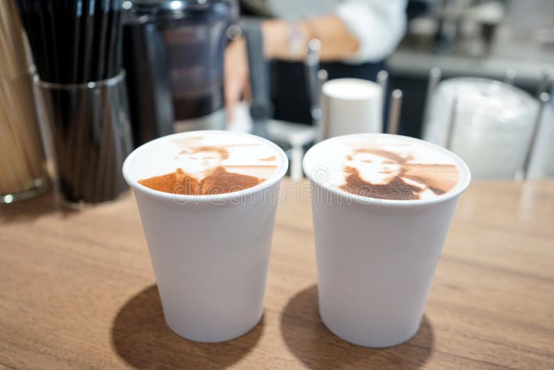 Portret van paar mensen bovenop de kopkoffie van het slagroombovenste laagje in het gebiedsstad Tokyo, Japan van famouseginza Een stock afbeelding Portret van paar mensen bovenop de kopkoffie van het slagroombovenste laagje in het gebiedsstad Tokyo, Japan van famouseginza Een stock afbeelding