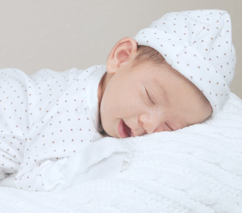 Portret van pasgeboren glimlachende en slaapbaby stock afbeelding Portret van pasgeboren glimlachende en slaapbaby stock afbeelding
