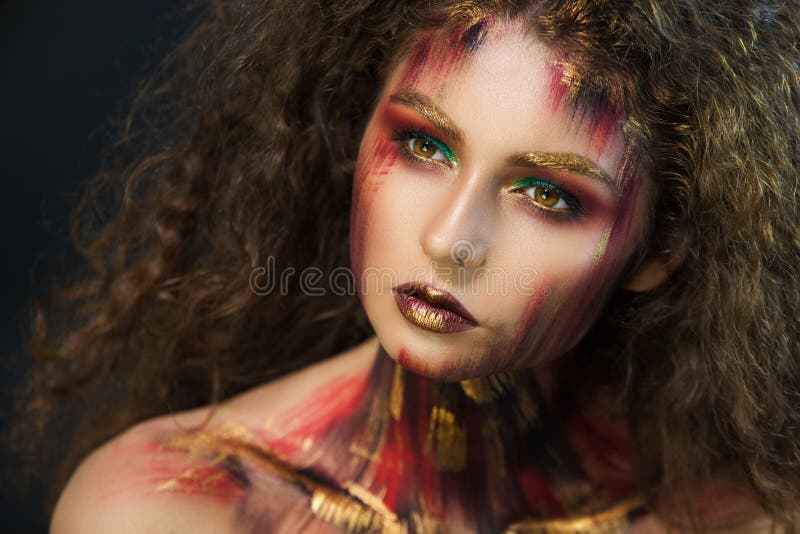Portret van professionele grimeur van het meisjes de mooie meisje stock foto Portret van professionele grimeur van het meisjes de mooie meisje stock foto