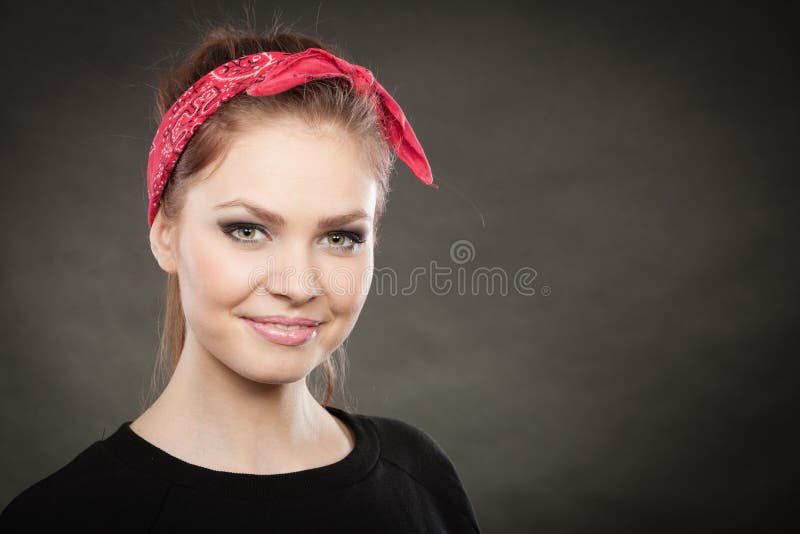 Centrum Geplooid Consequent Portret Van Retro Speld Op Meisje in Rode Zakdoek Stock Foto - Image of  schoonheid, jeugd: 82499632