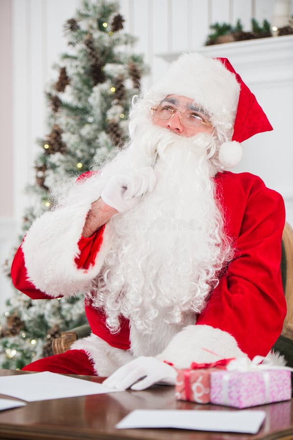Portret van Santa Claus die Kerstmisbrieven beantwoorden stock afbeeldingen Portret van Santa Claus die Kerstmisbrieven beantwoorden stock afbeeldingen