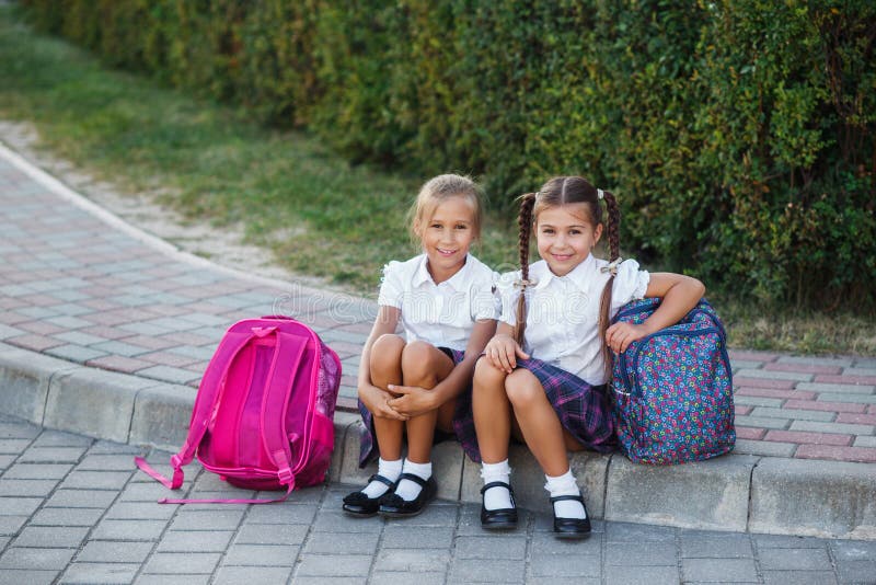 Portret van schooljonge geitjes met rugzak na school Begin van lessen Eerste dag van daling royalty-vrije stock afbeelding Portret van schooljonge geitjes met rugzak na school Begin van lessen Eerste dag van daling royalty-vrije stock afbeelding
