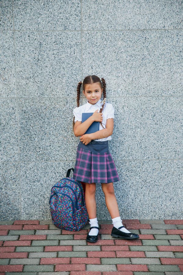 Portret van schoolmeisje met rugzak na school Begin van lessen Eerste dag van daling stock foto Portret van schoolmeisje met rugzak na school Begin van lessen Eerste dag van daling stock foto