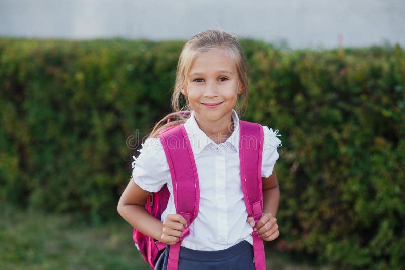 Portret van schoolmeisje met rugzak na school Begin van lessen Eerste dag van daling royalty-vrije stock foto Portret van schoolmeisje met rugzak na school Begin van lessen Eerste dag van daling royalty-vrije stock foto