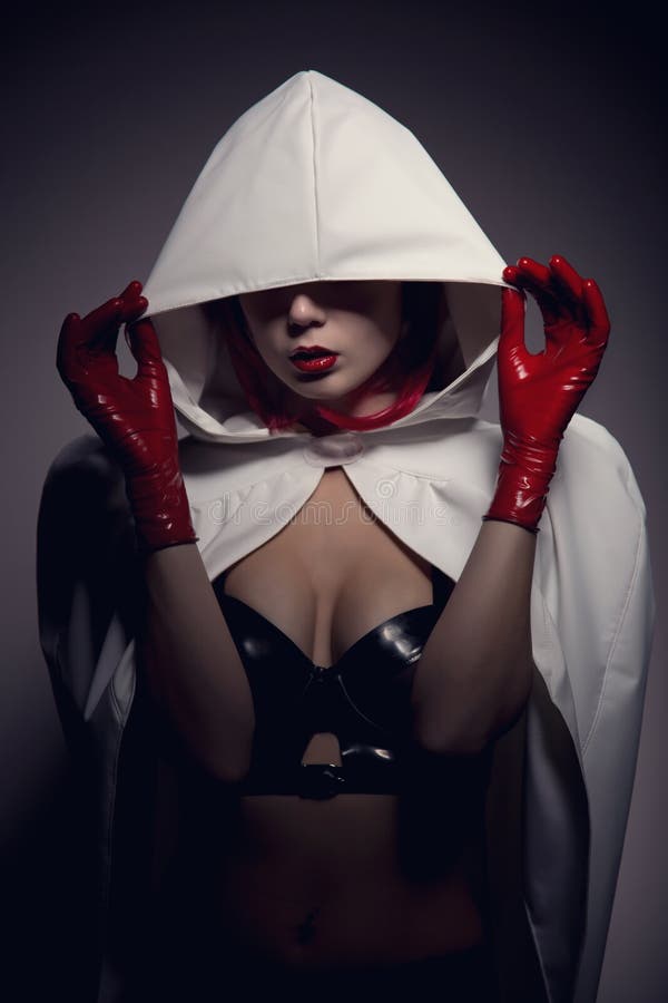Portret van sensueel vampiermeisje met rode lippen royalty-vrije stock fotografie Portret van sensueel vampiermeisje met rode lippen royalty-vrije stock fotografie
