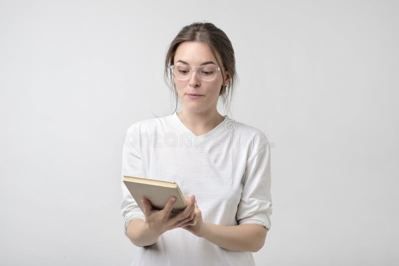 Portret van studentenvrouw die een boek lezen stock foto Portret van studentenvrouw die een boek lezen stock foto