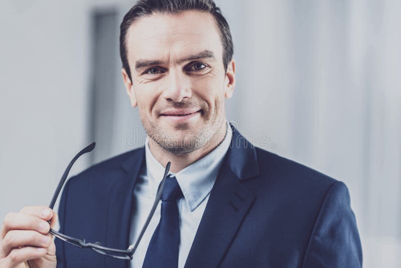 Portret van tevreden positieve zakenman royalty-vrije stock afbeeldingen Portret van tevreden positieve zakenman royalty-vrije stock afbeeldingen
